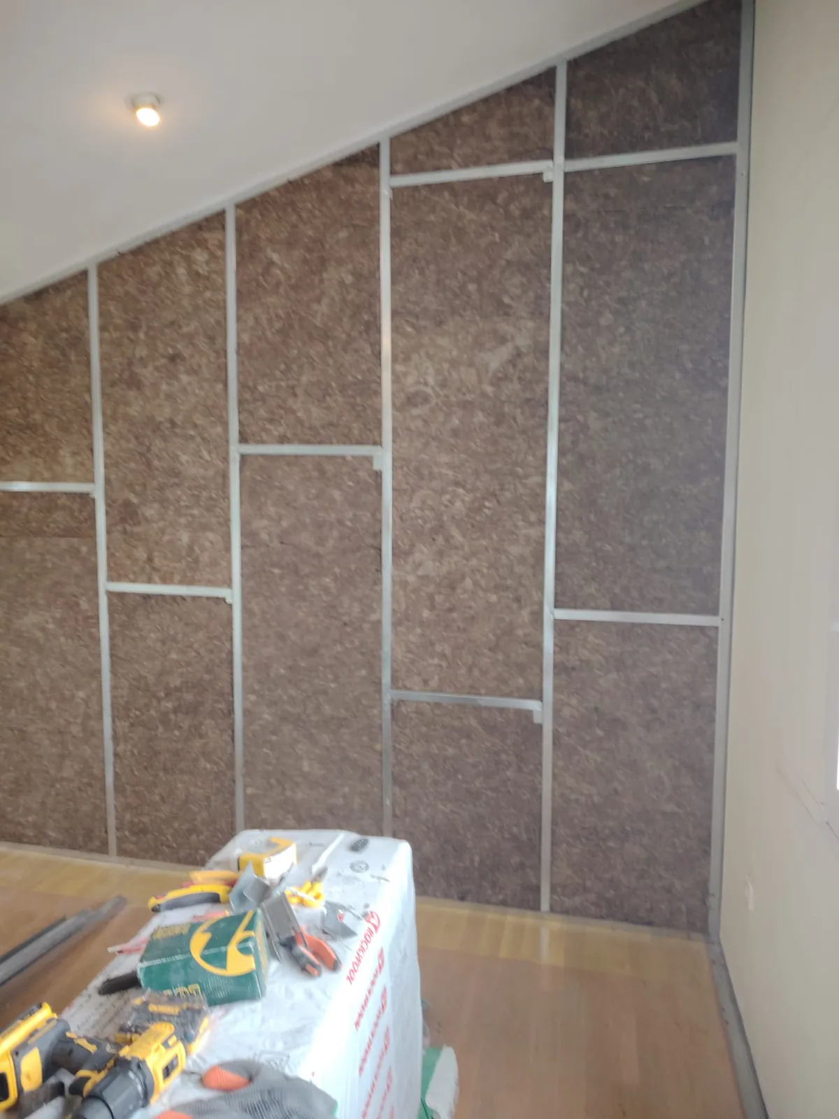 Resultado del cerramiento interior con estructura y aislamiento ejecutados