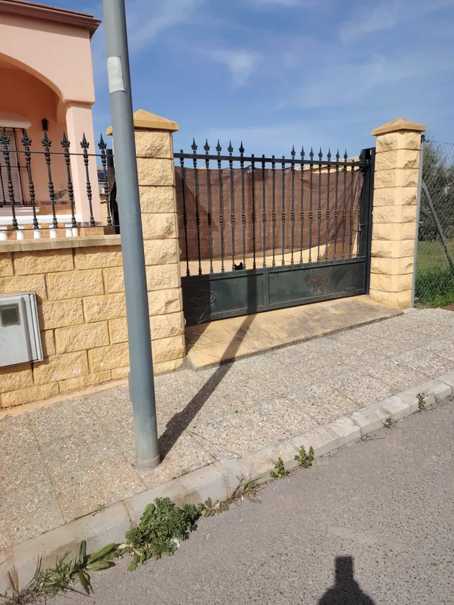 Muro y puerta exterior realizados en una obra real