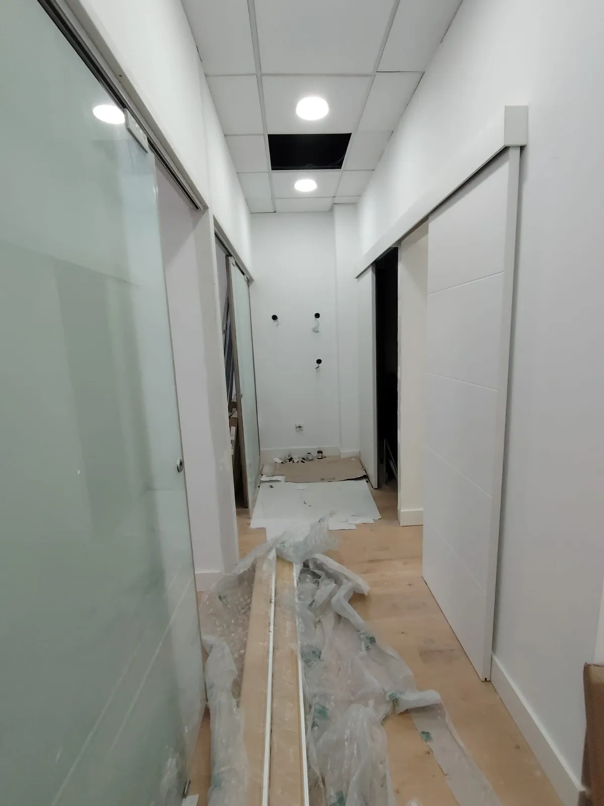 Pasillo terminado tras la reforma interior de una clínica dental