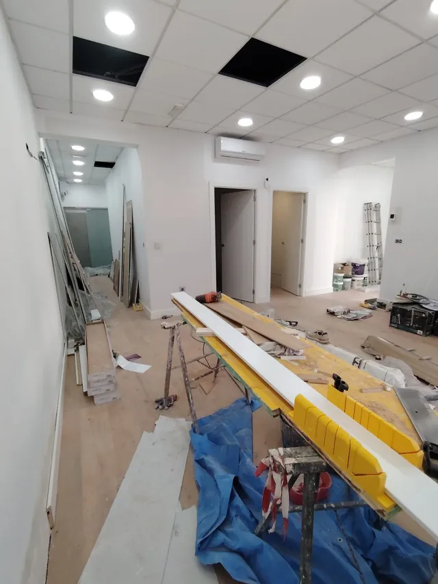 Trabajos de instalaciones y acabados durante la reforma de una clínica