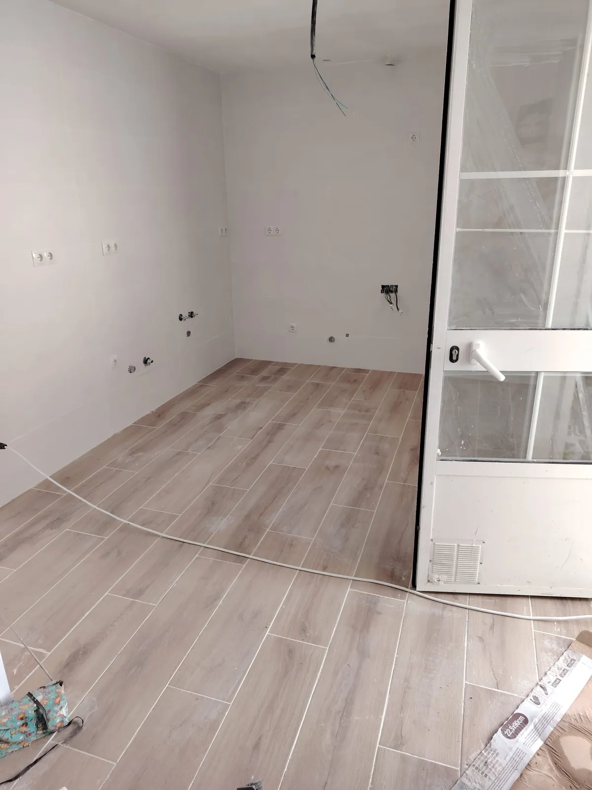 Espacio de cocina renovado con nuevos revestimientos y acabados