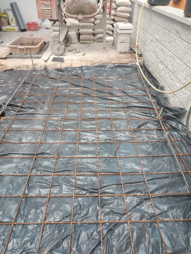 Refuerzo y preparación de una zona exterior antes del hormigonado