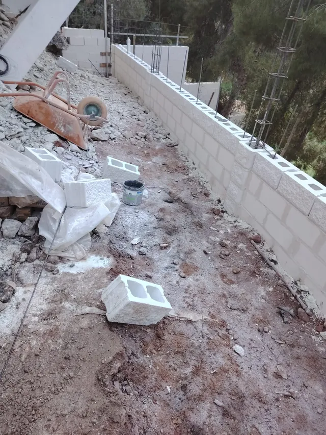 Ejecución de muro exterior durante una obra de Reformas Aurelio
