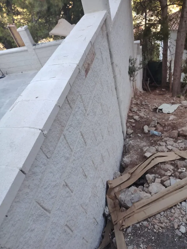 Muro exterior acabado después de los trabajos de albañilería