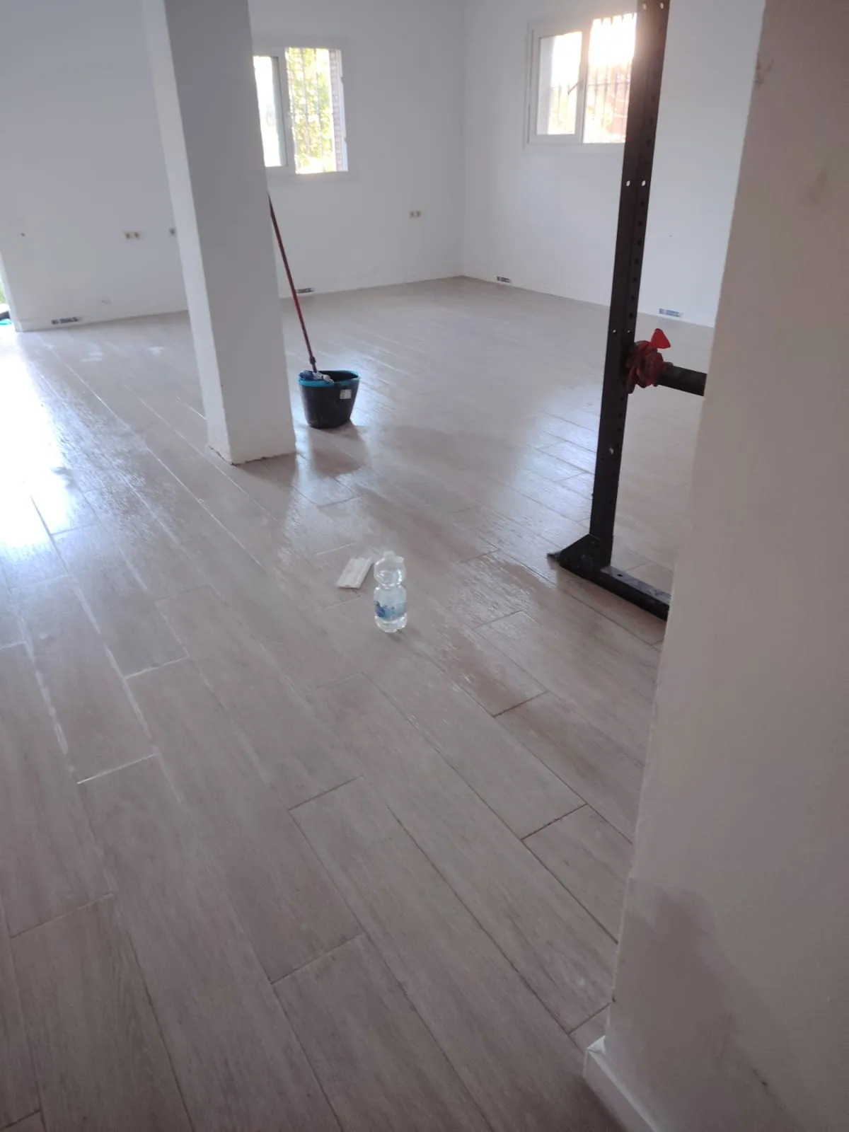 Resultado del nuevo pavimento instalado en una vivienda reformada por Reformas Aurelio